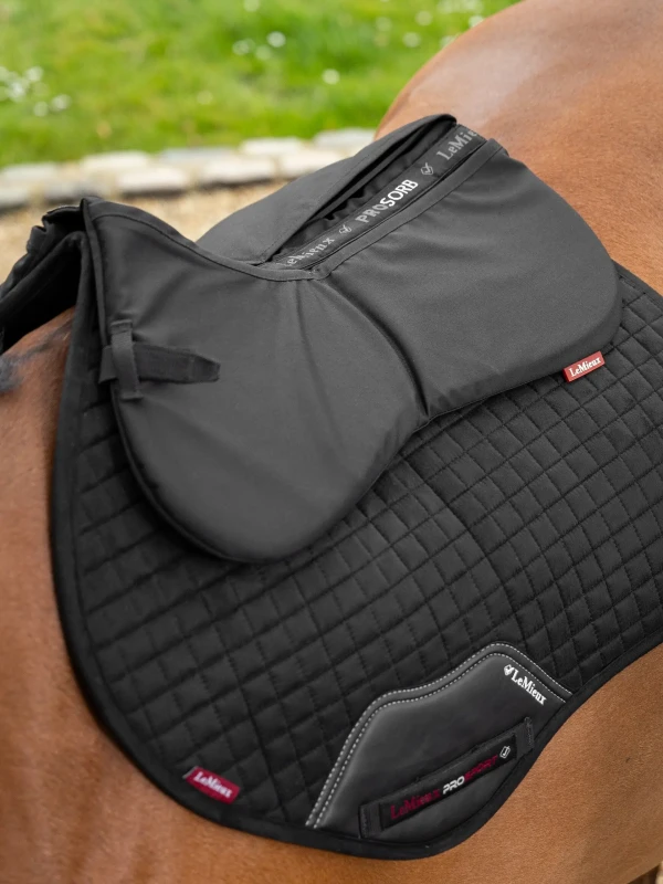 it04893_lifestyle_prosorbplain2pockethalfpad_black_2.webp