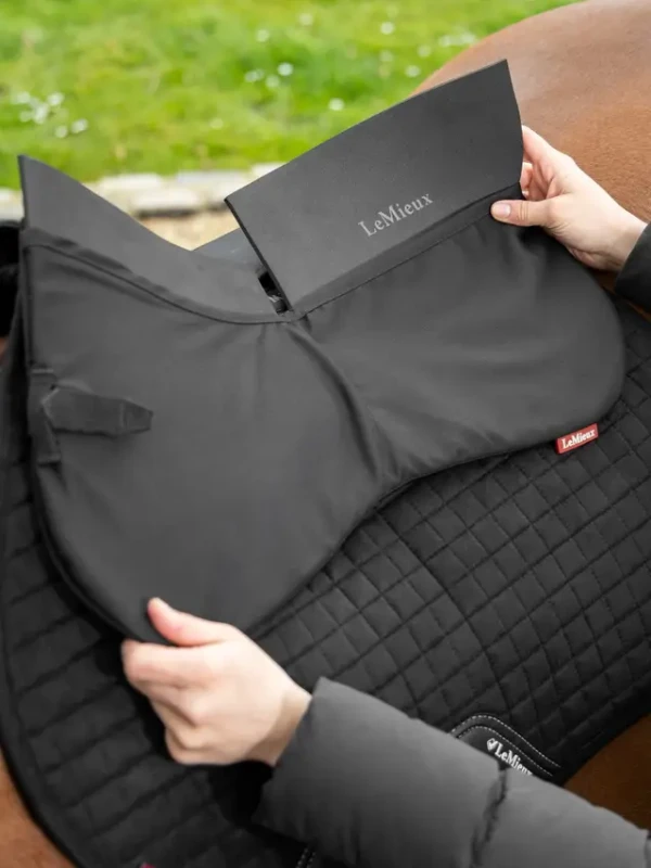 it04893_lifestyle_prosorbplain2pockethalfpad_black_4.webp