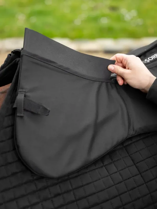 it04893_lifestyle_prosorbplain2pockethalfpad_black_5.webp