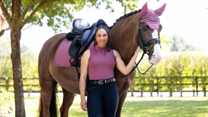 it05915_lifestyle_essencedressagesquare_rosewood_115.jpg