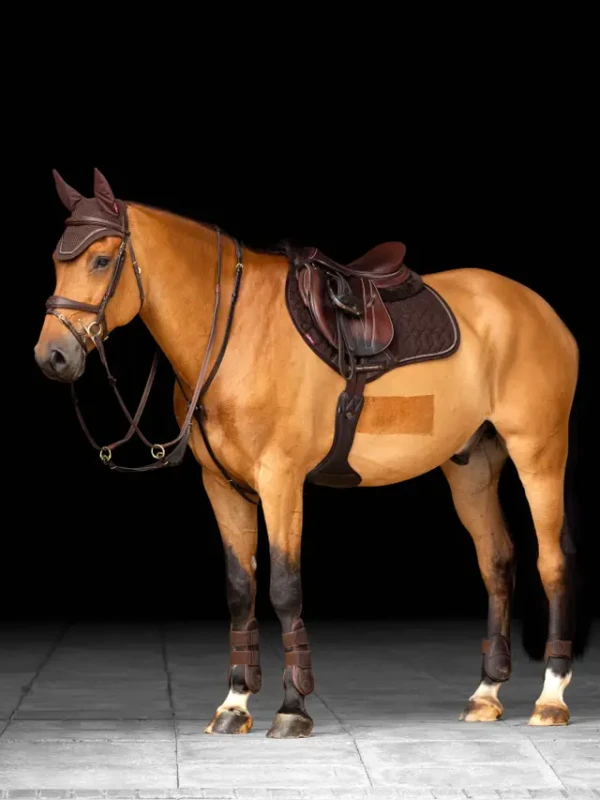 updated_it03875_lifestyle_crystalsuedeclosecontactpad_brown_2.webp