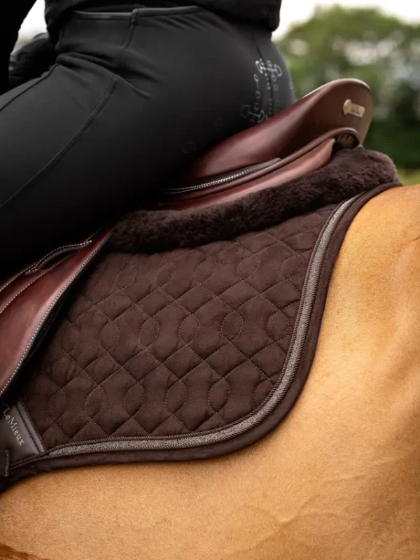 updated_it03875_lifestyle_crystalsuedeclosecontactpad_brown_8.webp