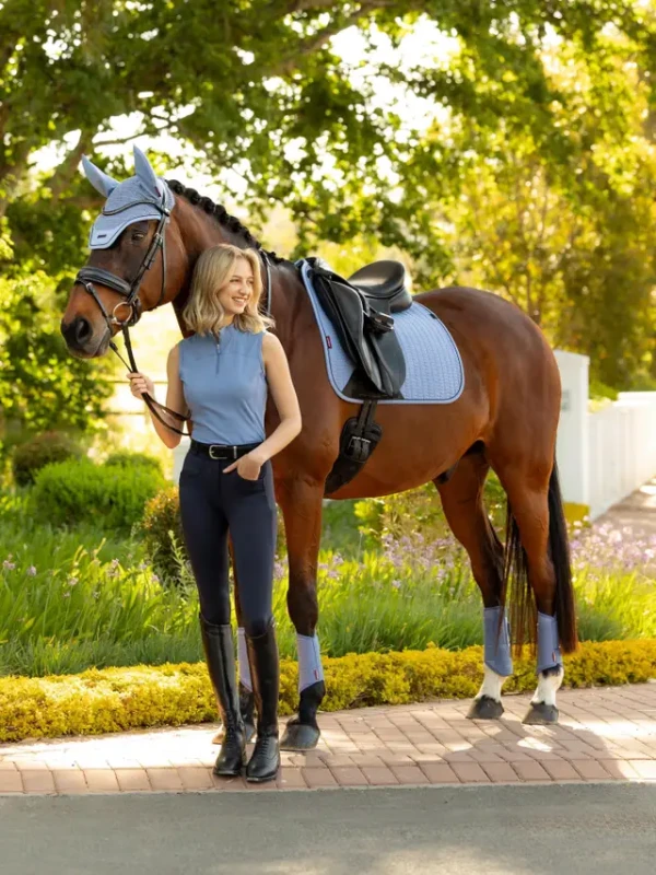 it08327_lifestyle_essencedressagesquare_powderblue_3.webp