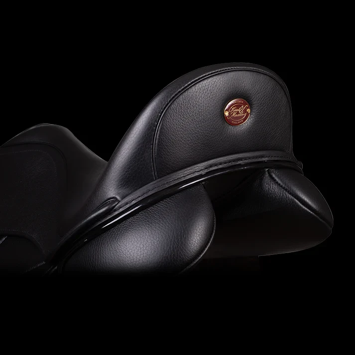 5606-km-comp-dressage-cantle-black-bg.webp