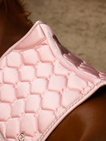 732_e9a6656aae-1110-039-saddle-pad-jump-signature-441-hortensia-pink-1500x2000-above.webp