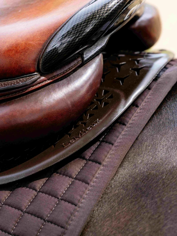it09138_lifestyle_gel-tekshapedhalfpad_brown_1.jpg