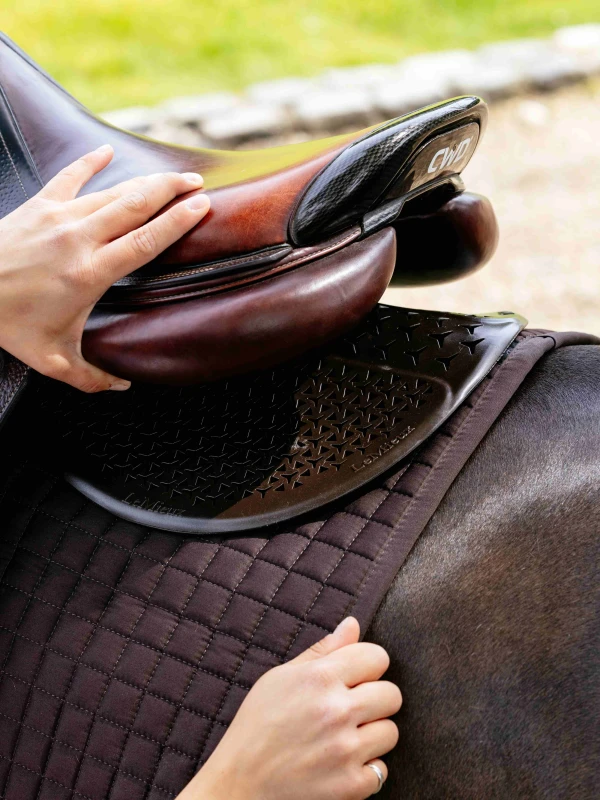 it09138_lifestyle_gel-tekshapedhalfpad_brown_2.jpg