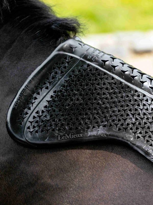 it09137_lifestyle_gel-tekshapedhalfpad_black_2.jpg