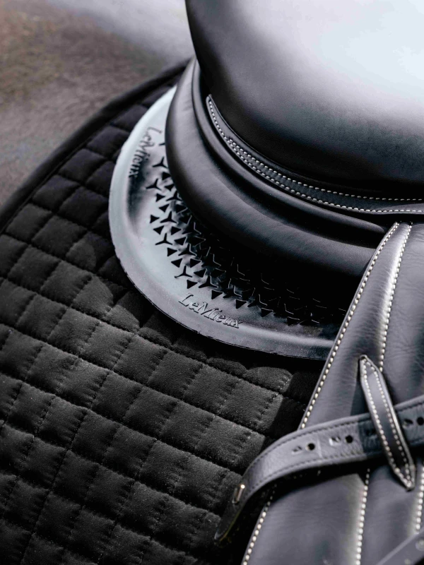 it09137_lifestyle_gel-tekshapedhalfpad_black_4.jpg