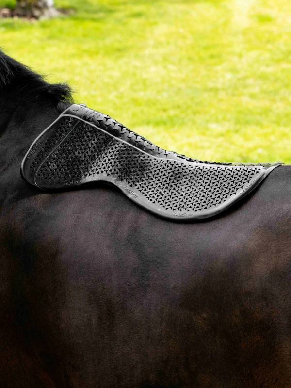 it09137_lifestyle_gel-tekshapedhalfpad_black_1.jpg