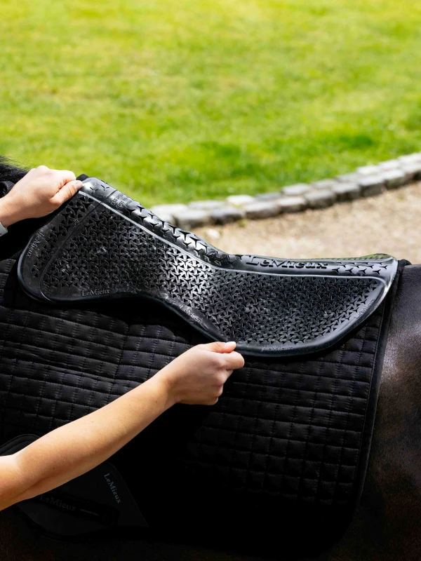 it09137_lifestyle_gel-tekshapedhalfpad_black_3.jpg
