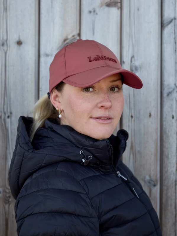 it09437_lifestyle_sealskinzwaterprooffoldablepeakcap_pink_1.20251215164321652.webp