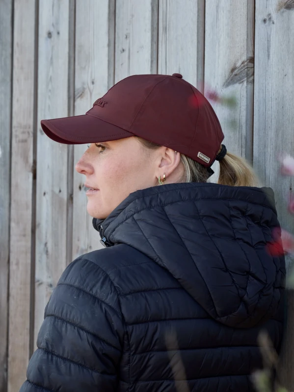it09436_lifestyle_sealskinzwaterprooffoldablepeakcap_burgundy_1.20251215164251665.webp