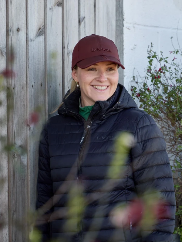 it09436_lifestyle_sealskinzwaterprooffoldablepeakcap_burgundy_2.20251215164131682.webp