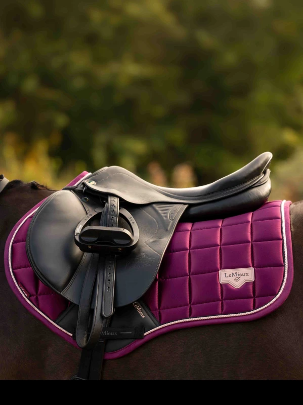 it09175_lifestyle_loireclassicccsquare_blackberry_03.jpg
