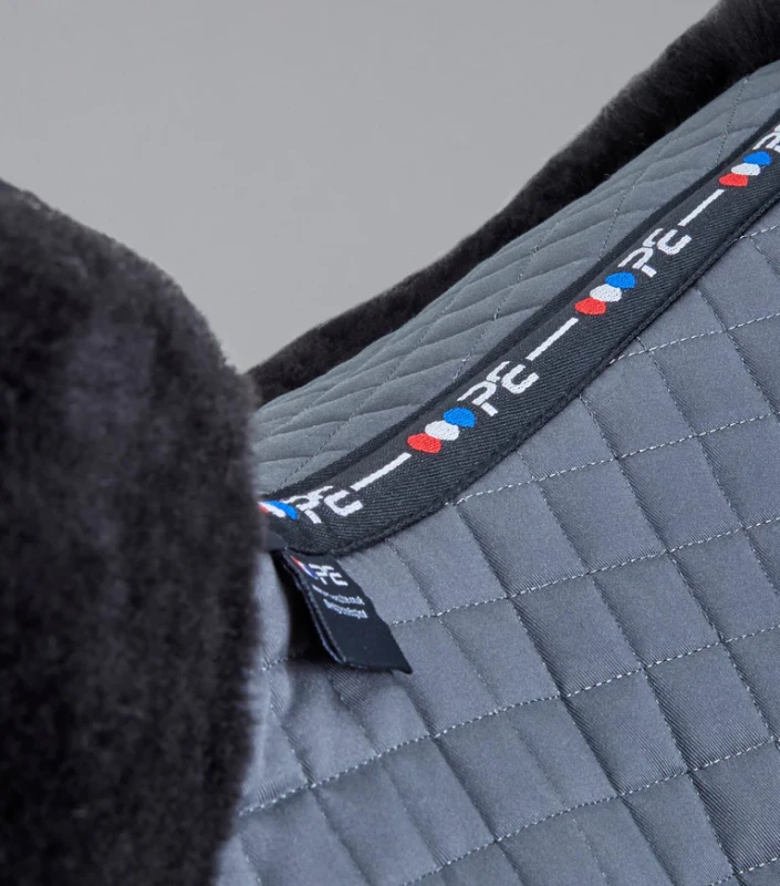 Czaprak VSskokowy wycięty z wełną owczą Premier Equine 32.webp