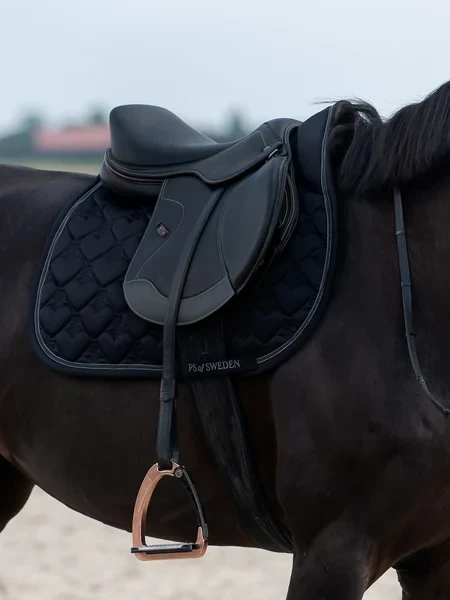 1030_9d5cb51536-1110-091-990-saddle-pad-heart-jump-990-black-6367-1-1500x2000.webp