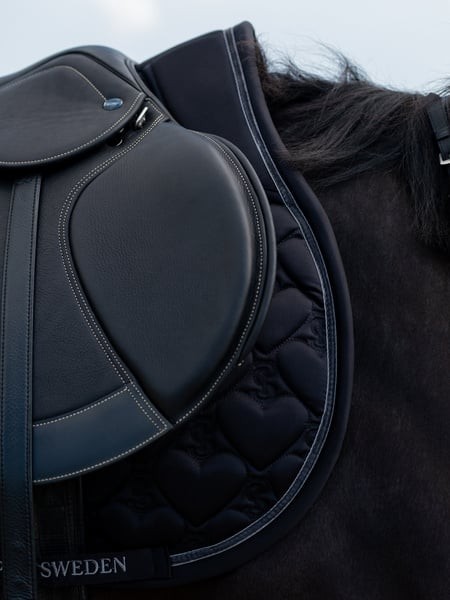 1030_51a098354c-1110-091-990-saddle-pad-heart-jump-990-black-6331-1500x2000.jpg
