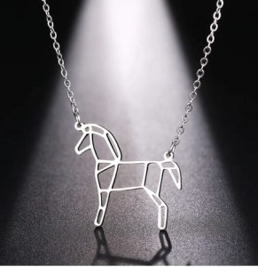 Wisorek z koniem ażurowy