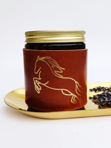 Świeca zapachowa z motywem końskim - kolor brązowy 